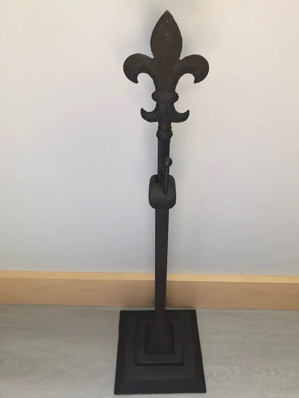 Bronze Metal Fleur-de-lis Adjustable Mantel Tabletop Wreath Stand Holder